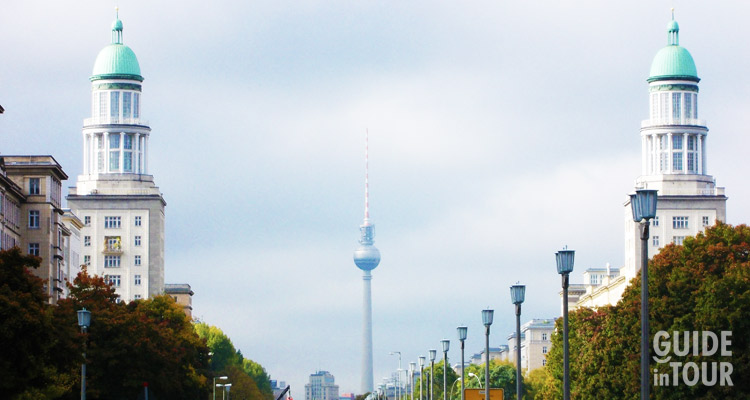 Il viale Karl Marx con la Torre della Tv in sottofondo è una delle grandi attrazioni di Berlino per coloro che sono interessati alla storia della DDR.