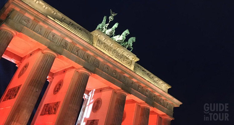Un dettaglio della Porta di Brandeburgo illuminata in notturna, sicuramente una delle attrazioni più importanti di Berlino.