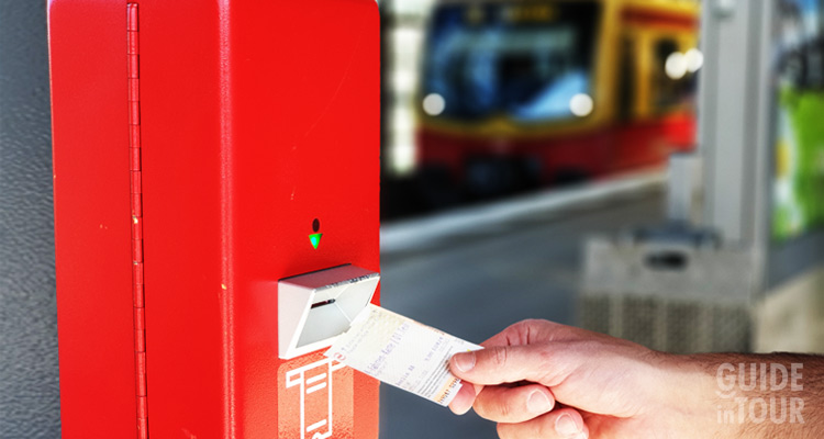Un biglietto dei trasporti di Berlino viene obliterato all'entrata della metropolitana.