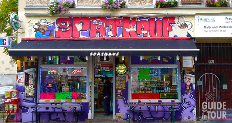 Facciata di uno Speti, i tipici rivenditori di birra di Berlino