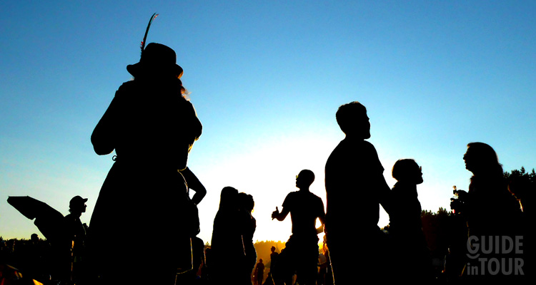 Un gruppo di ragazzi in un parco in estate quando il clima di Berlino è più caldo.