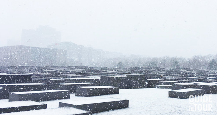 Il memoriale per gli ebrei assassinati durante il nazismo in una gioranata di neve. In inverno il clima di Berlino può essere moto rigido.