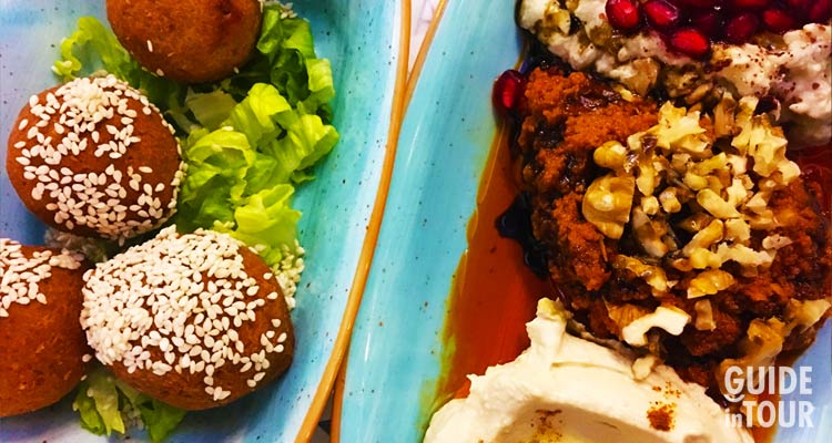 Piatto con cucina internazionale tipicamente berlinese.