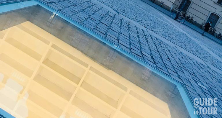 Foto del Monumento di Berlino commemorativo del rogo dei libri nazista del 10 maggio 1933.