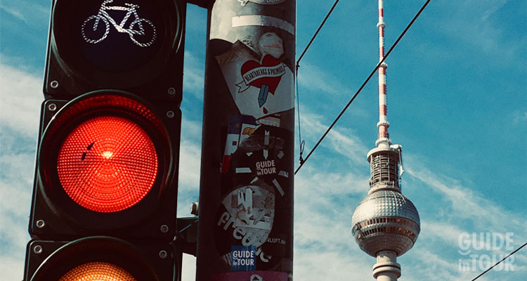 Foto della Torre della TV di Alexaderplatz, il più grande snodo di mezzi pubblici di Berlino.