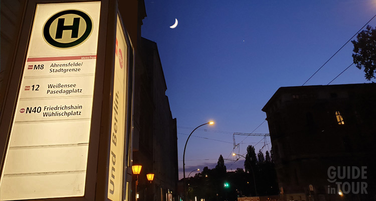 Foto di na fermata della linea notturna dei mezzi pubblici di Berlino.