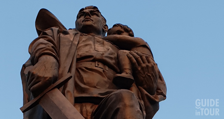 Foto della grande statua di un soldato al monumento sovietico di Berlino.