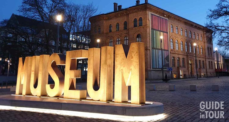 Una grande scritta "Museo" accoglie i visitatori dei musei di Berlino.