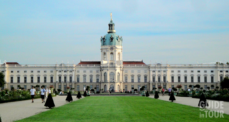 Facciata con giardino del palazzo di Charlottenburg, un museo di Berlino di arte barocca.