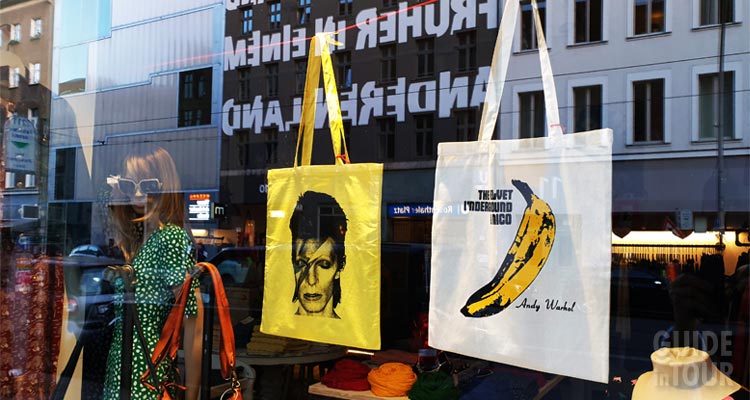 Berlino è capitale della cultura hipster. Una vetrina mostra oggetti amanti da chi segue questa moda.