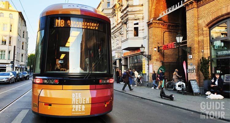 un tram di Berlino lungo la rete dei mezzi pubblici.