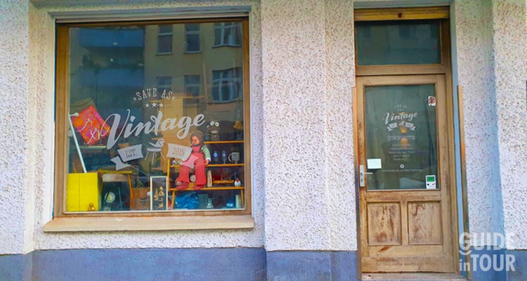 Una tipica vetrina di un negozio vintage a Berlino dove fare acquisti de seconda mano.