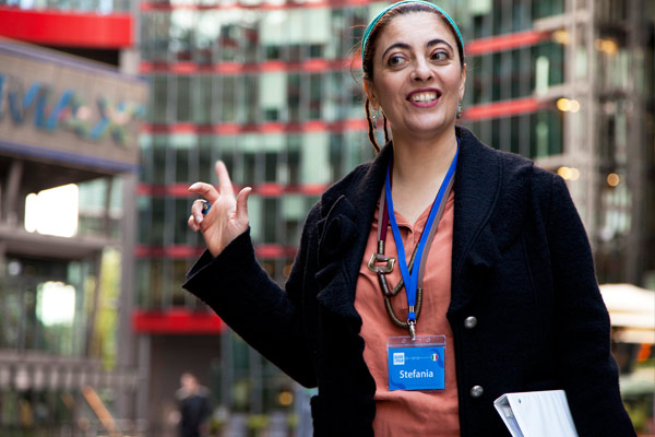 una guida turista italiana durante il free walking tour alla Potsdamer Platz di Berlino.