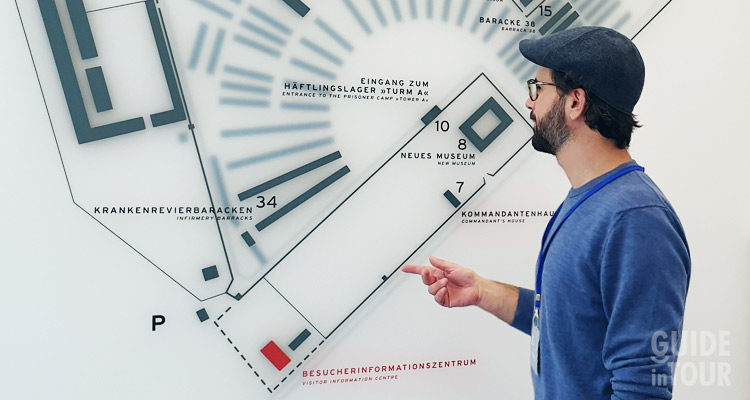 Una guida italiana conduce un tour al Memoriale del campo di concentramento di Sachsenhausen.