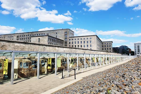 Il memoriale delle topografia del terrore viene visitato durante il free tour di Berlino.