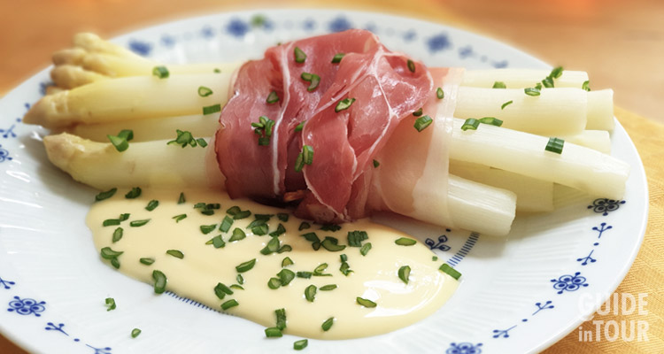 Cucina stagionale di Berlino. Un piatto di asparagi bianchi.