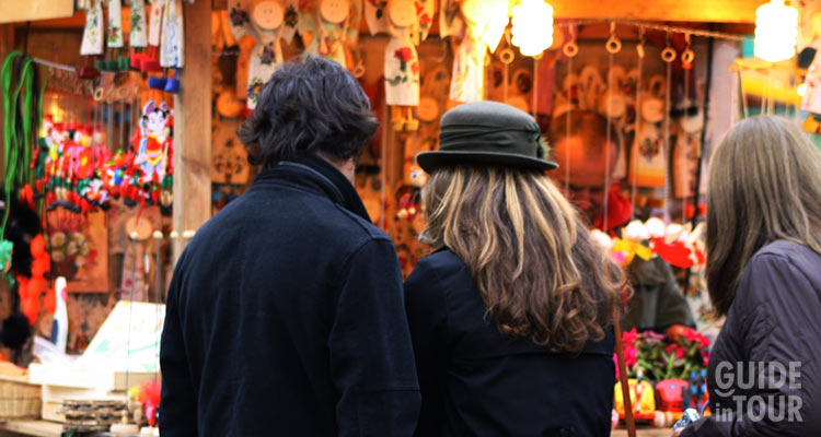 Persone facendo shopping per le strade di Berlino.