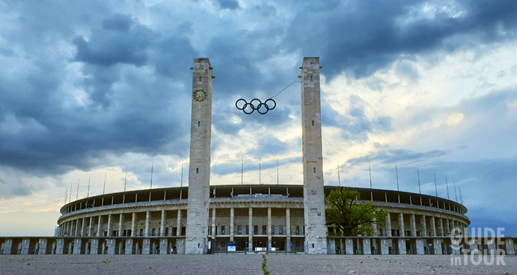 Lo stadio olimpico illuminato al tramonto impressiona i visitanti e lo rende una delle attrazioni più importanti di Berlino.