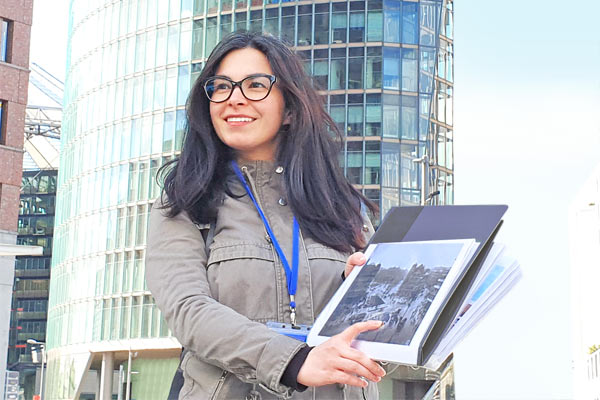 Una guida italiana inizia il tour gratis di Berlino alla Potsdamer Platz.