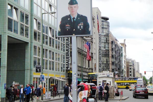 Il Checkpoint Charlie è uno dei luoghi visitati con il free tour di Berlino.