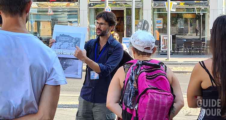 Una guida mostra a dei visitatori attività da fare a Berlino.