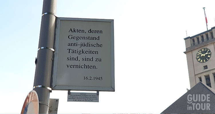Foto di un cartello con una legge antisemite al monumento commemorativo al Bayerischen Viertel a Berlino.