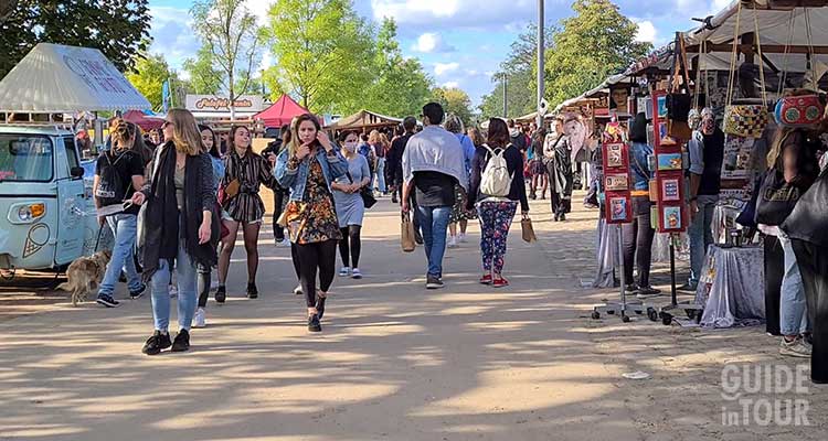 Avventori di un mercatino domenicale di Berlino.