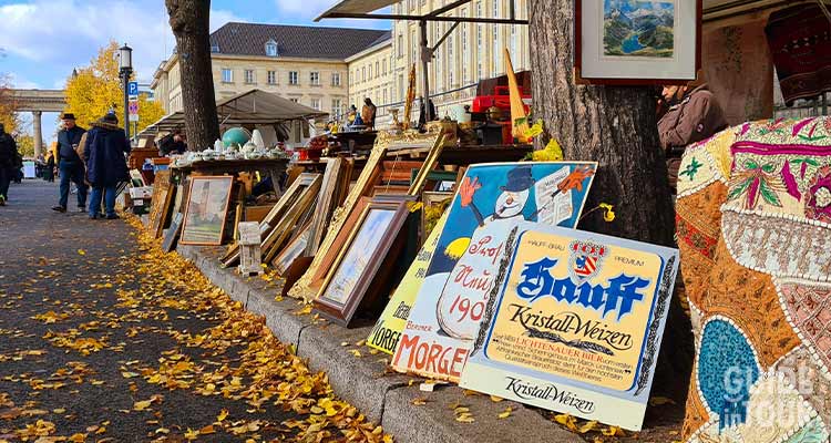 Una bancarella del mecato dell'antiquariato a Berlino.