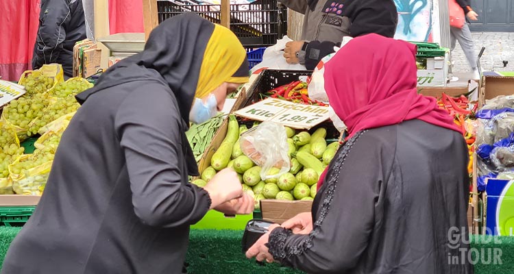 Avventrici al mercato turco di Kreuzberg a Berlino.