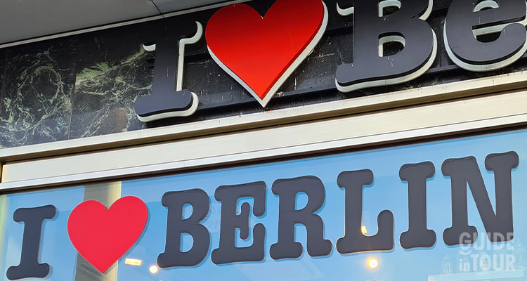 Negozi e consigli su dove scovare dei souvenir da Berlino per fare bella figura al ritorno della vacanza.