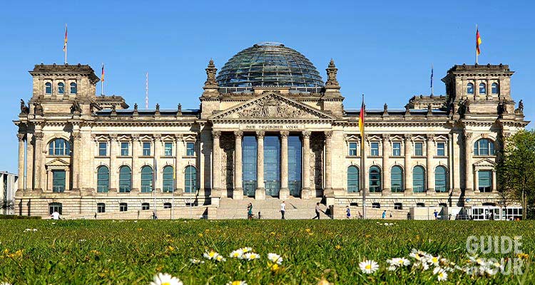 Il palazzo del Reichstag, la sede del Parlamento tedesco di Berlino e la sua famosa cupola di vetro.