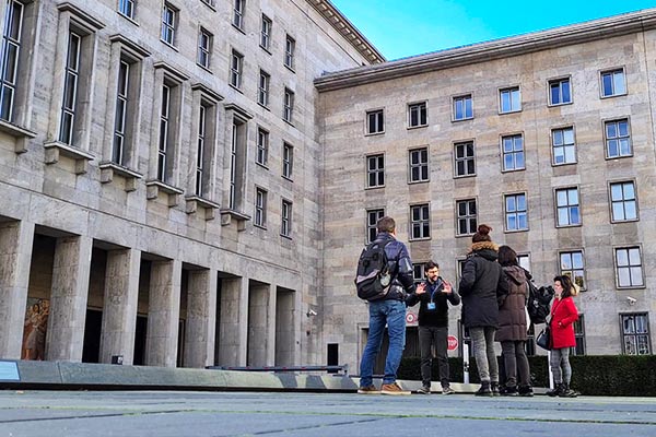 Un gruppo di visitatori partecipando ad un tour di Berlino.