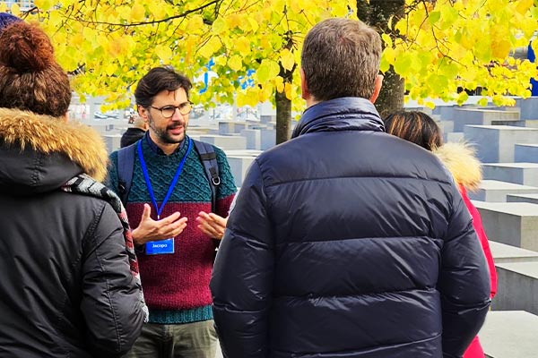 Una guida italiana conduce il gruppo fino al memoriale dell'Olocausta durante il Free tour di Berlino.