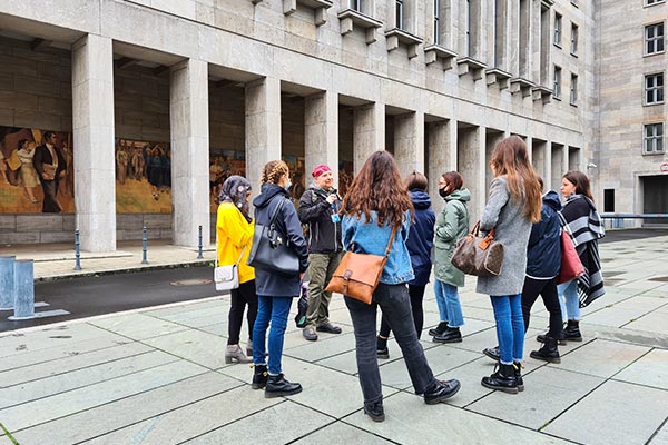 Un gruppo partecipando ad un tour di Berlino in italiano.