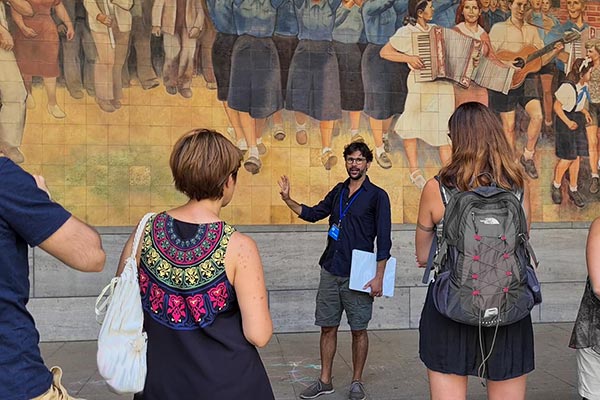 Un gruppo di turisti al Memoriale della sommossa del 1953 durante un Free Tour di Berlino.