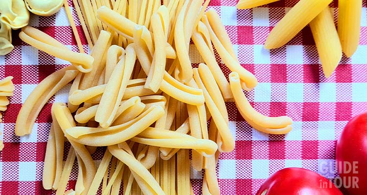 Pasta italiana esposta su un tavolo di un ristorante italiano a Berlino.