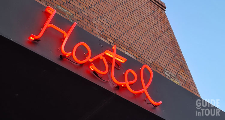 Entrata di un hostel nel quartiere di Friedrichshain a Berlino.