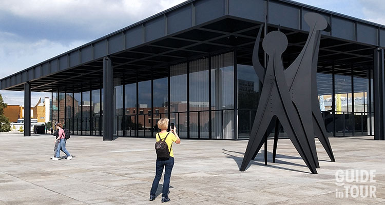 Vista esterna della Neue Nationalgalerie di Berlino.