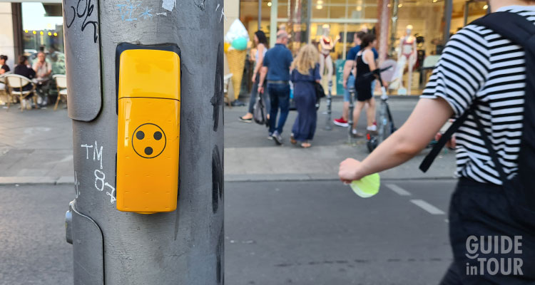Un semaforo di Berlino senza barriere. Viaggiare a Berlino con disabilità.