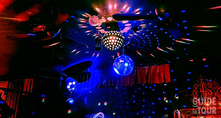 Un locale famoso per la vita notturna a Berlino.