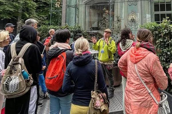 Gruppo in visita alla Potsdamer Platz durante il Free tour.