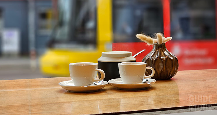Una foto mostra una caffetteria dove bere un buon caffè a Berlino.