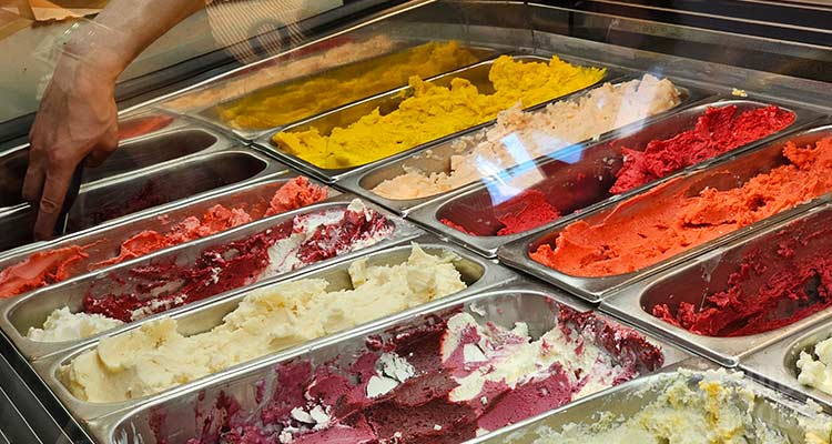 Una foto ritrae il bancone di una delle migliori gelaterie di Berlino.