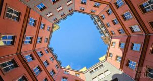 Dettagli dell'edifico di Aldo Rossi, uno dei principali architetti italiani che ha ricostruito Berlino.